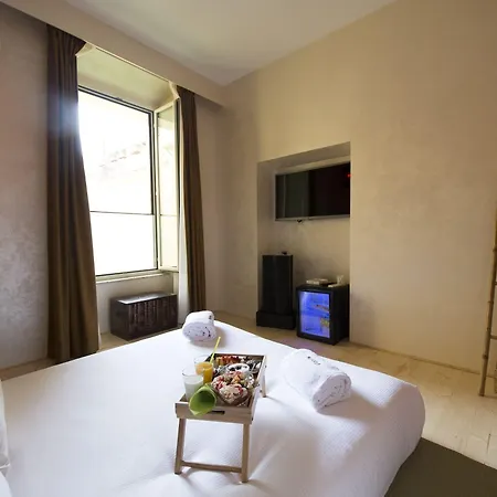 Magenta Pantheon Navona רומא